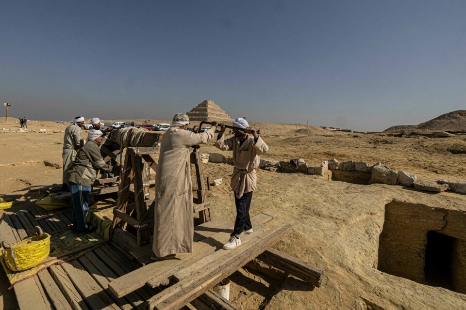 Arkeologer har oppdaget et stort, nytt gravkammer i Sakkara i Egypt. Fra tidligere er det også funnet mer enn 100 sarkofager og en 4.000 år gammel mumie i området, som er verdens største kjente nekropolis. Arkeologer har oppdaget et stort, nytt gravkammer i Sakkara i Egypt. Fra tidligere er det også funnet mer enn 100 sarkofager og en 4.000 år gammel mumie i området, som er verdens største kjente nekropolis.