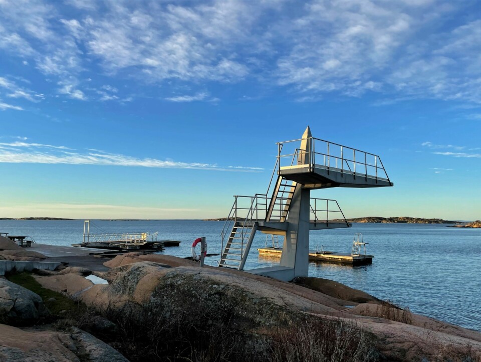 Selv om man tenker det er brannsikkert å sette engangsgrillen på fjell og svaberg, forteller Søland at man ikke skal det. – Det er fare for skader på selve fjellet, det svir av flak og det blir stygge sår. Selv om man tenker det er brannsikkert å sette engangsgrillen på fjell og svaberg, forteller Søland at man ikke skal det. – Det er fare for skader på selve fjellet, det svir av flak og det blir stygge sår.