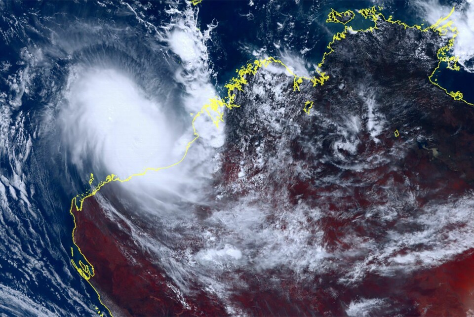 Dette satelittbildet viser at syklonen Ilsa nærmer seg land vest i Australia. Syklonen Ilsa, den kraftigste i Australia på åtte år, rammet landets nordvestkyst fredag. Heldigvis synes de største skadene å ha blitt unngått. Stormen avtok i styrke etter hvert som den beveget seg innenlands. Foto: Courtesy of National Institute of Information and Communications Technology (NICT) via AP / NTB