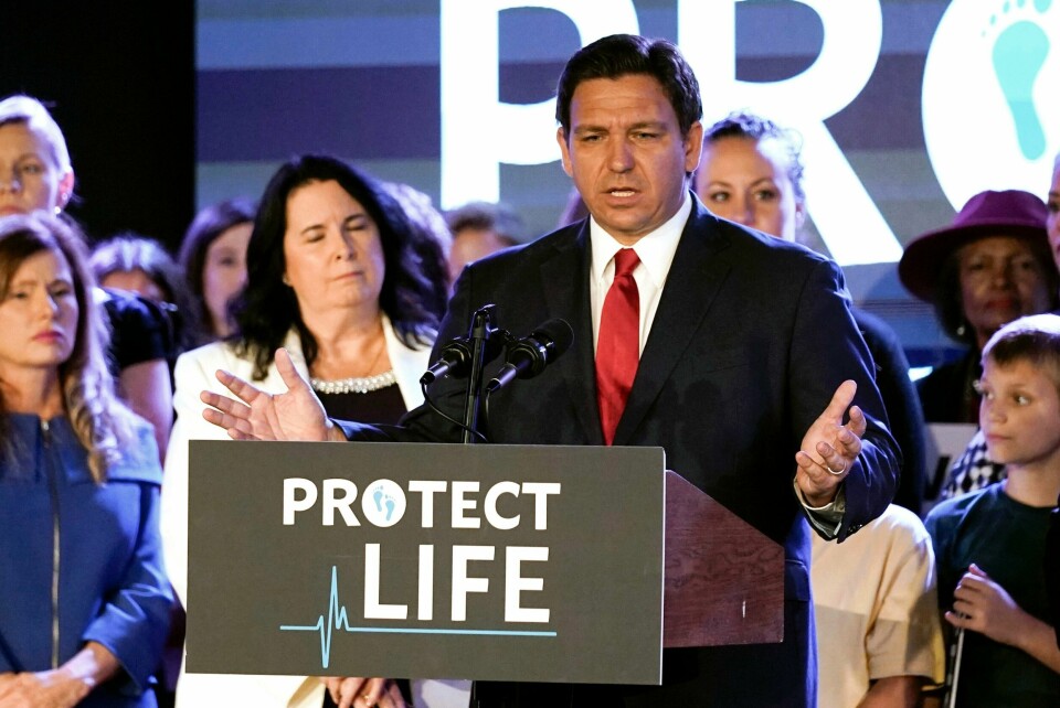Delstatsforsamlingen i Florida vil forby abort etter sjette uke. Det ventes at den republikanske guvernøren Ron DeSantis, som har ambisjoner om å bli presidentkandidat neste år, undertegner loven. Delstatsforsamlingen i Florida vil forby abort etter sjette uke. Det ventes at den republikanske guvernøren Ron DeSantis, som har ambisjoner om å bli presidentkandidat neste år, undertegner loven. Foto: John Raoux / AP / NTB