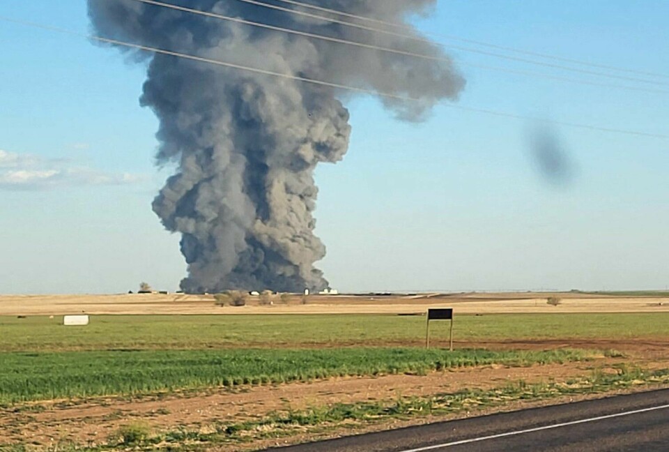 En voldsom røyksky stiger mot himmelen etter en eksplosjon og påføgende brann på en gård i Texas. 18.000 kyr døde. This image obtained from the Facebook page of Castro County Sheriff's Office shows a plume of smoke rising from the Southfork Dairy Farms, after an explosion and a fire killed around 18,000 cows, near Dimmitt, Texas, on April 11, 2023. - A 'horrific' explosion and fire at a dairy farm in the southern US state of Texas killed about 18,000 head of cattle and injured one agricultural worker, authorities said on Thursday April 13, 2023. (Photo by Castro County Sheriff's Office / AFP) / RESTRICTED TO EDITORIAL USE - MANDATORY CREDIT 'AFP PHOTO / Facebook page of Castro County Sheriff's Office ' - NO MARKETING - NO ADVERTISING CAMPAIGNS - DISTRIBUTED AS A SERVICE TO CLIENTS