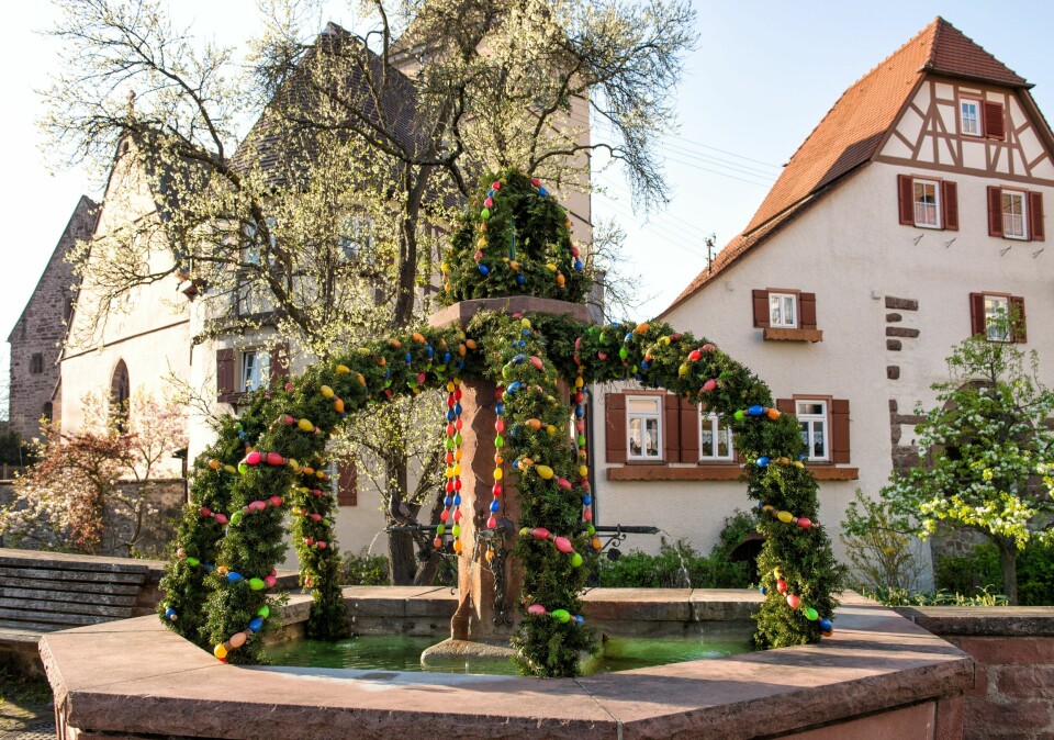 I Oberfranken pynter man de offentlige brønnene og fontenene i påsken. I Oberfranken pynter man de offentlige brønnene og fontenene i påsken.
