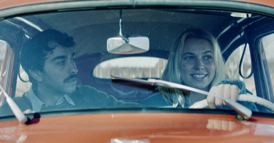 Forholdet mellom Leonard Cohen og Marianne Ihlen blir TV-serie på NRK, med skuespillerne Alex Wolff og Thea Sofie Loch Næss i hovedrollene som det berømte kjærlighetsparet. Forholdet mellom Leonard Cohen og Marianne Ihlen blir TV-serie på NRK, med skuespillerne Alex Wolff og Thea Sofie Loch Næss i hovedrollene som det berømte kjærlighetsparet.