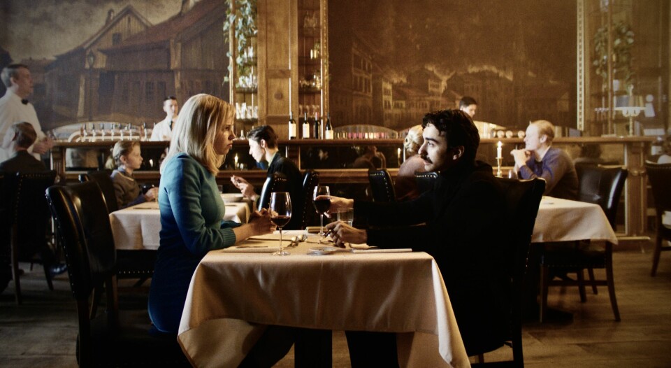 Thea Sofie Loch Næss og Alex Wolff spiller Marianne Ihlen og Leonard Cohen, som møttes og levde sammen en periode på Hydra i Hellas på 1960-tallet. Thea Sofie Loch Næss og Alex Wolff spiller Marianne Ihlen og Leonard Cohen, som møttes og levde sammen en periode på Hydra i Hellas på 1960-tallet.