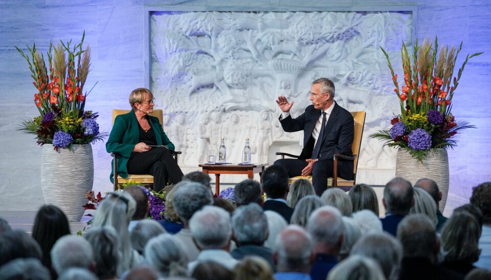 Atlanderhavskomiteens Kate Hansen Bundt i samtale med Natos generalsekretær Jens Stoltenberg i Oslo Rådhus torsdag. Verden er blitt farligere, men Nato er blitt sterkere de siste ti årene, sier Nato-sjef Jens Stoltenberg. Her i samtale med Atlanterhavskomiteens Kate Hansen Bundt i Oslo rådhus. Foto: Thomas Fure / NTB