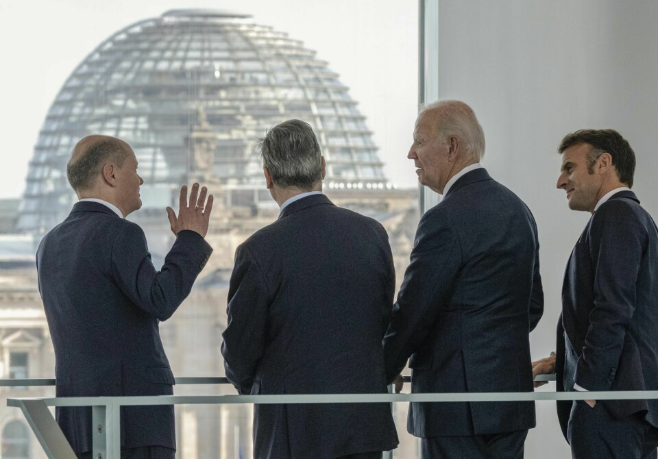 De fire statslederne møttes i Berlin fredag. F.v.: Olaf Scholz, Keir Starmer, Joe Biden og Emmanuel Macron. De fire statslederne møttes i Berlin fredag. F.v.: Olaf Scholz, Keir Starmer, Joe Biden og Emmanuel Macron.