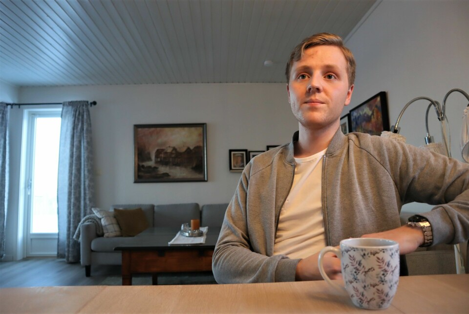 Einar Eriksen ved kjøkkenbordet i Svolvær, der han fortalte om marerittopplevelsen tidligere i år. Einar Eriksen, Svolvær.