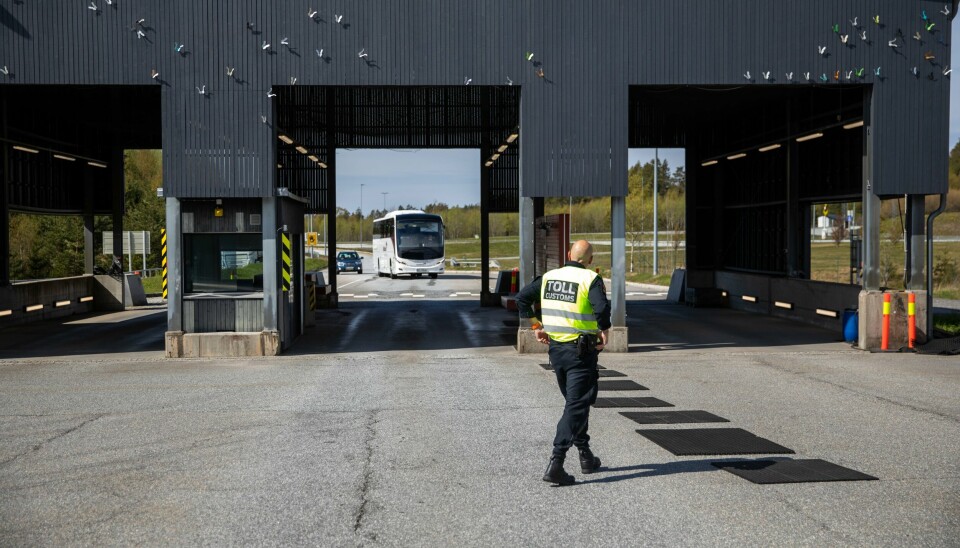 Ved Svinesund, Norges største grenseovergang for biltrafikk, har de noen ganger ikke nok folk til å kontrollere kjøretøy som busser. Ved Svinesund, Norges største grenseovergang for biltrafikk, har de noen ganger ikke nok folk til å kontrollere kjøretøy.