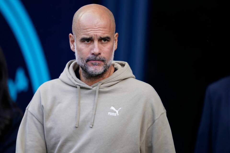 Pep Guardiola ble observert på Deichmanske bibliotek i Oslo tirsdag. Manchester City-manager Pep Guardiola delte ut penger. Foto: Dave Thompson / AP / NTB