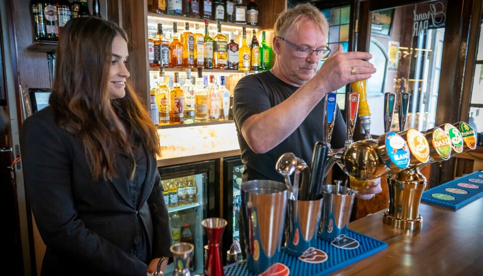 Tidligere Frp-politiker Per Sandberg har drevet pub i Halden sammen med kjæresten de siste årene. Her tapper han sin første halvliter mens Bahareh Letnes ser på under åpningen av puben Grand Bar. Tidligere Frp-politiker Per Sandberg har drevet pub i Halden sammen med kjæresten de siste årene. Her tapper han sin første halvliter mens Bahareh Letnes ser på under åpningen av puben Grand Bar. Foto: Heiko Junge / NTB