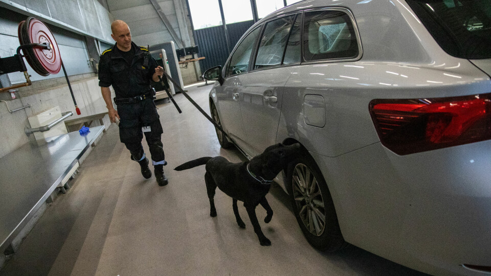 Tolloverinspektør Petter Christiansen med tolltjenestehunden Mike. Mike er én av et fåtall tolltjenestehunder på Svinesund. Tolloverinspektør Petter Christiansen med tolltjenestehunden Mike. Mike er én av et fåtall tolltjenestehunder på Svinesund.