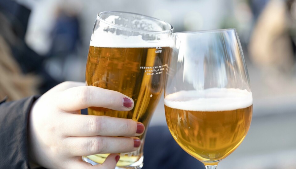 Forskere mener at over halvparten av studentene i studiet viser et risikofylt alkoholforbruk. Illustrasjonsfoto. Det går trolig en god del utepils i de kommende dagene og ukene.Foto: Hanna Johre / NTB