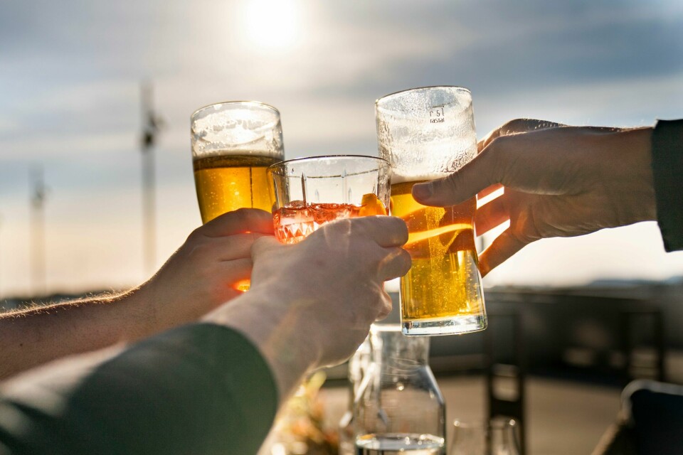 Våren er utepils! Og livet som vokser og gror og barnefotballen som begynner igjen. Og vårrengjøringen i gatene som får en til å vurdere hvor smart det er å eie en bil i en by av en viss størrelse. Våren er utepils! Og livet som vokser og gror og barnefotballen som begynner igjen. Og vårrengjøringen i gatene som får en til å vurdere hvor smart det er å eie en bil i en by av en viss størrelse.