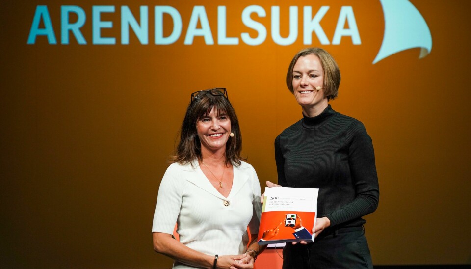 «Ytringsfrihetskommisjonens rapport gir en oversikt over de nasjonale minoritetene i Norge, men også her mangler språkperspektivet på ytringsfrihet», skriver Åse Wetås. Bildet viser Kjersti Løken Stavrum og kultur- og likestillingsminister Anette Trettebergstuen under en pressekonferanse der Ytringsfrihetskommisjonen la frem sin rapport under Arendalsuka 2022.