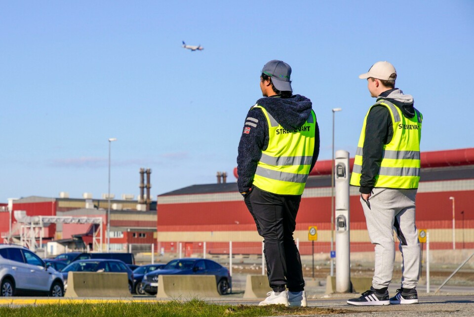 Streikevakter utenfor porten på Hydro på Karmøy mandag. Streiken i frontfagene gjør nå at flere andre lønnsforhandlinger utsettes. Streikevakter utenfor porten på Hydro på Karmøy mandag. Streiken i frontfagene gjør nå at flere andre lønnsforhandlinger utsettes. Foto: Jan Kåre Ness / NTB