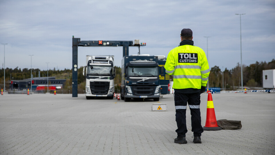 Tollerne på Svinesund har blant annet en kjøretøyskanner i sin verktøykasse. Men for å bruke den, må det først være noen operative tjenestepersoner som siler ut hvilke kjøretøy som skal skannes. Disse tjenestepersonene har det blitt stadig færre av. Tollerne på Svinesund har blant annet en kjøretøyskanner i sin verktøykasse. Men for å bruke den, må det først være noen operative tjenestepersoner som siler ut hvilke kjøretøy som skal skannes. Disse tjenestepersonene har det blitt stadig færre av.