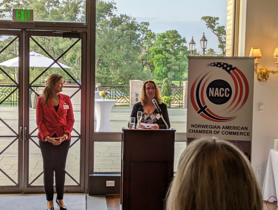 Varaordfører Dagny S. Hausken holder tale hos NACC (Norwegian American Chamber of Commerce). Til venstre står Kristine Klavers, som er presidenten i det norsk-amerikanske handelskammeret i Houston. Varaordfører Dagny S. Hausken holder tale hos NACC (Norwegian American Chamber of Commerce). Til venstre står Kristine Klavers, som er presidenten i det norsk-amerikanske handelskammeret i Houston.