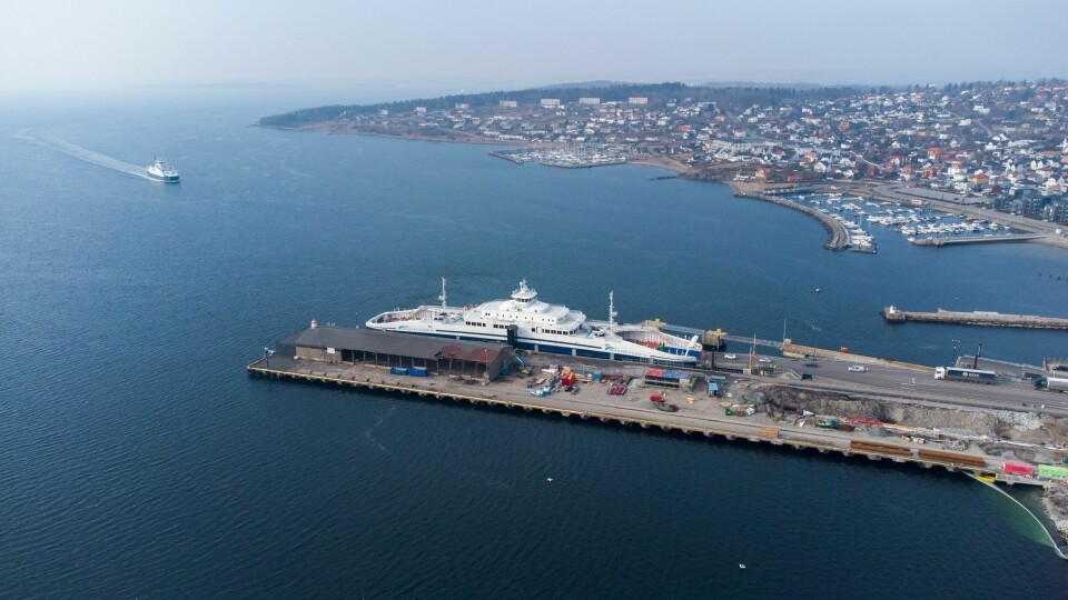 Bastøferga mellom Horten og Moss på riksvei 19 er blant 11 av 16 riksveiforbindelser berørt av streiken. Dronefoto av Bastøferja. Bastøferga. rv19. riksvei 19. Ferje. Ferge. Horten. Moss. Bastø Fosen. Drone. Oslofjorden.