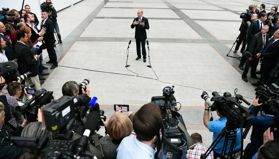 Fra mitt ståsted virker det som mange av dagens journalister ikke makter å forstå seg på politikere som gjør seg bruk av begreper som «Gud, nasjonen og familien». Putins variant av denne retorikken er ikke ulikt det vi har sett hos svært mange andre nasjonalistiske politikere rundt om i verden de siste årene, skriver Helge Simonnes. Fra mitt ståsted virker det som mange av dagens journalister ikke makter å forstå seg på politikere som gjør seg bruk av begreper som «Gud, nasjonen og familien». Putins variant av denne retorikken er ikke ulikt det vi har sett hos svært mange andre nasjonalistiske politikere rundt om i verden de siste årene, skriver Helge Simonnes.