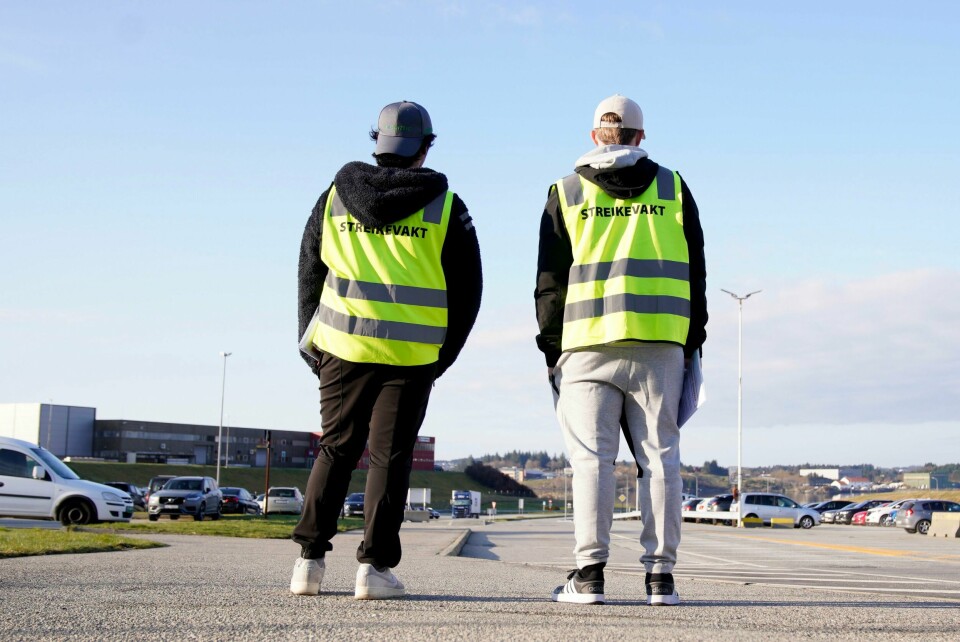 Streikevakter utenfor porten på Hydro på Karmøy mandag morgen. Streikevakter utenfor porten på Hydro på Karmøy mandag morgen. Foto: Jan Kåre Ness / NTB