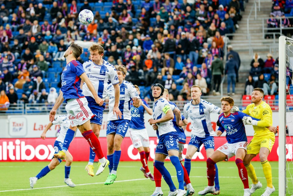 Luftig duell foran Sarpsborgs målvakt Anders Kristiansen. men VIF fikk aldri ballen i mål. Luftig duell foran Sarpsborgs målvakt Anders Kristiansen. men VIF fikk aldri ballen i mål.