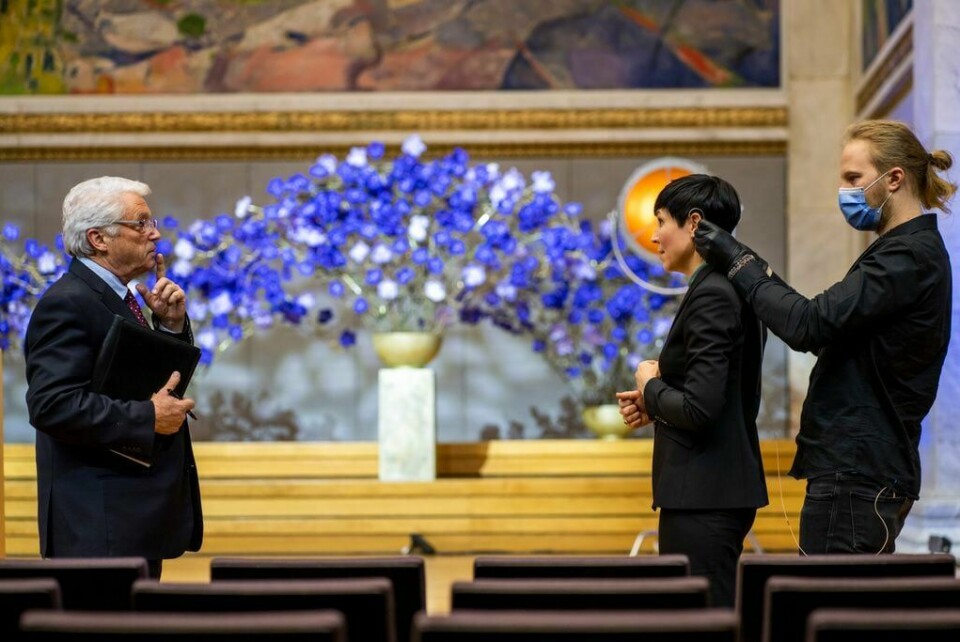 Tidligere NRK-journalist Christian Borch angriper NRK-korrespondent Lars Os for å snakke dialekt på Dagsrevyen. Her er Borch og daværende utenriksminister Ine Marie Eriksen Søreide i gang med forberedelser til Nobel Peace Price Forum i 2020. leder