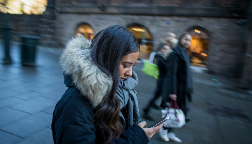 «Hun gikk ned en bratt bakke, og hadde utviklet gode skills til å bevege seg selv om hun hadde telefonen i hånda. Hun så ikke opp da hun møtte meg, og hun hadde propper i ørene, så jeg tror ikke hun hørte svarttrosten som sang i skogen. Jeg tror ikke hun så hestehoven som akkurat hadde bredt seg gul utover i grøfta», skriver Hilde Lengali.