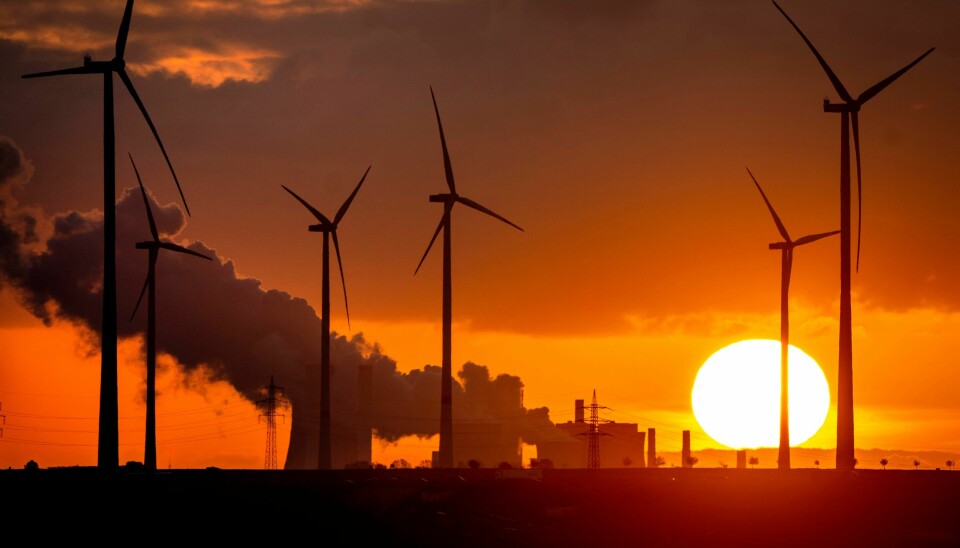 Solen står opp bak vindmøller og et kullkraftverk i Niederaussem i Tyskland. Temperaturen på kloden er på vei oppover, i takt med utslippene av CO2 og andre klimagasser. Inntreffer El Niño i løpet av året, får temperaturen et midlertidig ekstra løft. Solen står opp bak vindmøller og et kullkraftverk i Niederaussem i Tyskland. Temperaturen på kloden er på vei oppover, i takt med utslippene av CO2 og andre klimagasser. Inntreffer El Niño i løpet av året, får temperaturen et midlertidig ekstra løft. Foto: Michael Probst / AP / NTB