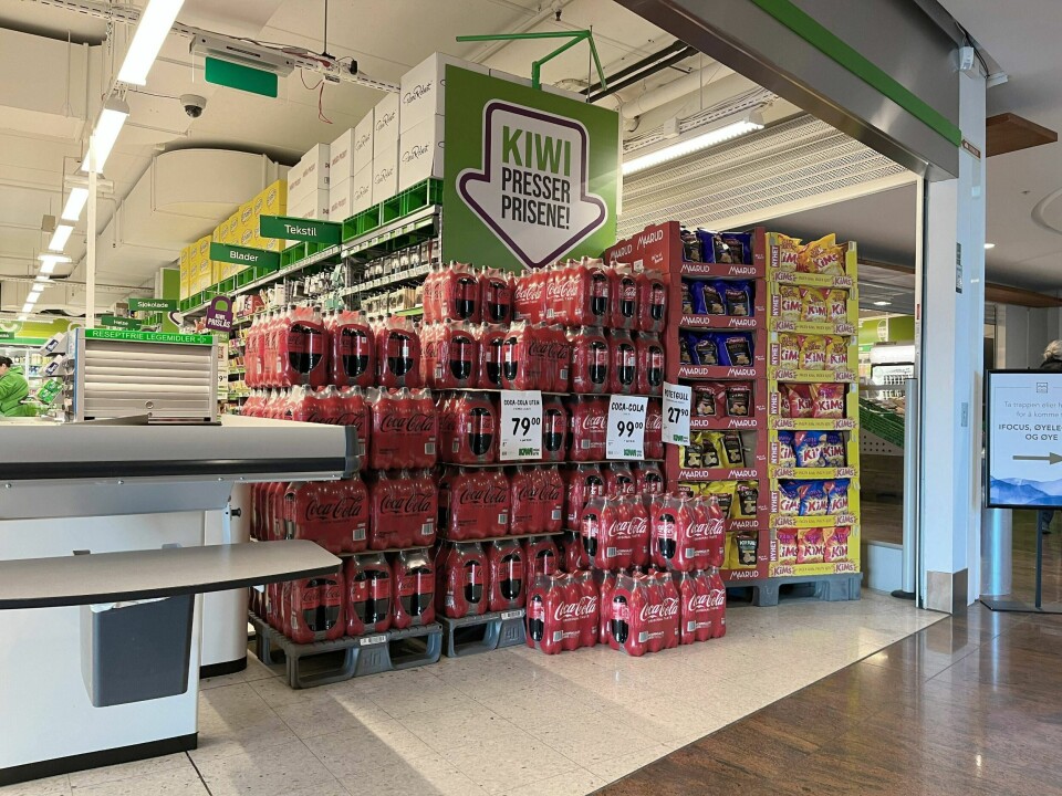 Hos Kiwi er det foreløpig ikke tegn til hamstring, og hyllene er fulle av Cola og Kims. Men de ansatte tror hamstrende kunder er på vei, og da blir det fort tomt for Pepsi Max, ifølge dem. Hos Kiwi er det foreløpig ikke tegn til hamstring, og hyllene er fulle av Cola og Kims. Men de ansatte tror hamstrende kunder er på vei, og da blir det fort tomt for Pepsi Max, ifølge dem.