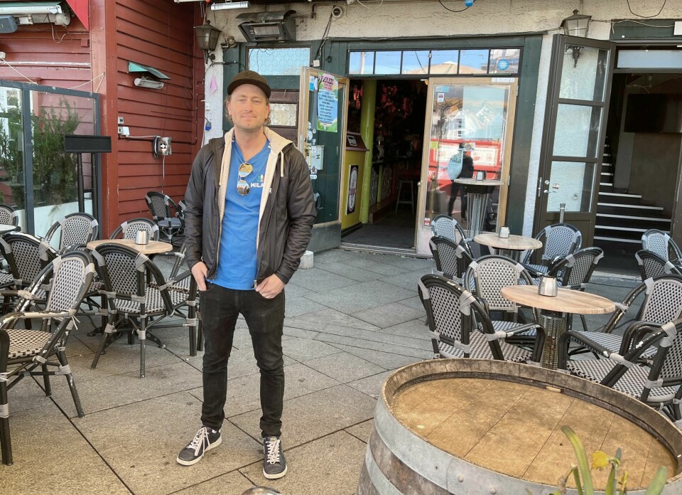 Tommy Nærland, daglig leder på Beverly Hills Fun Pub, venter full uteservering i dagene framover. Ølkranene på utestedene kan imidlertid gå tomme på grunn av streiken, men han sier at de fortsatt har en del å gå på. Tommy Nærland, daglig leder på Beverly Hills Fun Pub, venter full uteservering i dagene framover. Ølkranene på utestedene kan imidlertid gå tomme på grunn av streiken, men han sier at de fortsatt har en del å gå på.