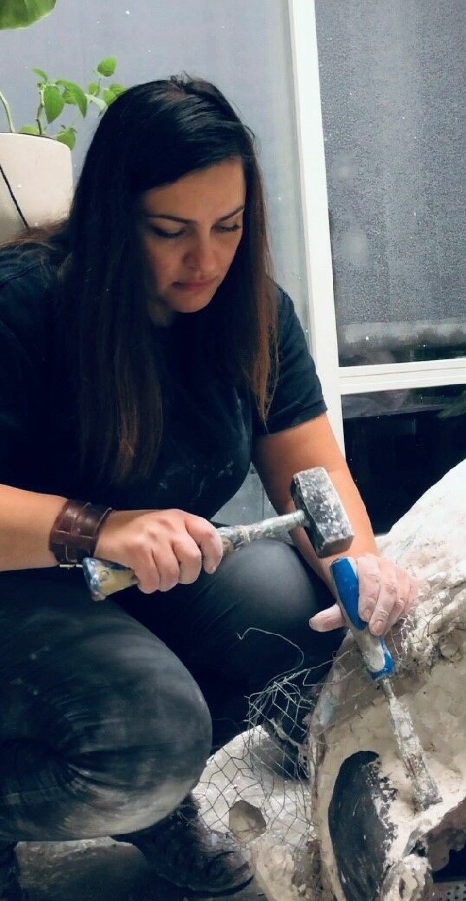 Astri Tonoian er kunstneren bak Freya-statuen. Astri Tonoian tør ikke gjette hvor mange arbeidstimer hun har brukt på prosjektet. Her hugger hun frem originalformen etter leireavstøpningen, som ble sendt videre til bronsestøperiet.