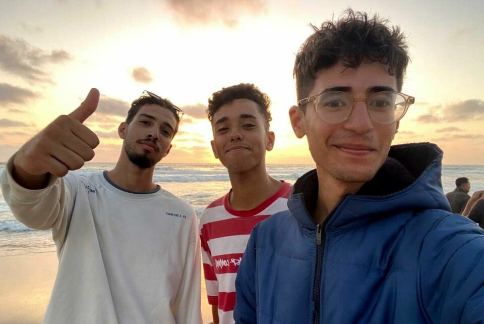 Mohamed (Medo) Halimy står til venstre sammen med tvillingbrødrene Mohammed Hirez og Helmi Hirez (t.h) på en strand i Gaza. Medos videoer på Tiktok, der han fortalte om Gazas hverdagsliv under israelske angrep, fikk hundretusenvis av følgere verden rundt. Nylig ble Medo drept i et israelsk angrep. Mohamed (Medo) Halimy står til venstre sammen med tvillingbrødrene Mohammed Hirez og Helmi Hirez (t.h) på en strand i Gaza. Medos videoer på Tiktok, der han fortalte om Gazas hverdagsliv under israelske angrep, fikk hundretusenvis av følgere verden rundt. Nylig ble Medo drept i et israelsk angrep. Foto: Helmi Hirez / AP / NTB