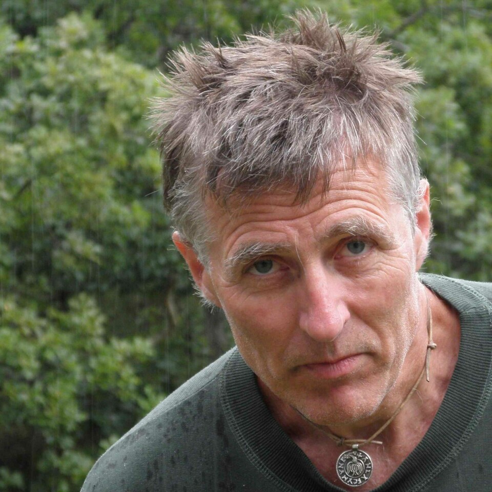 Bjørn Grinde er lykkebiolog, og tidligere forskningssjef ved Folkehelseinstituttet og professor ved Universitetet i Oslo. Bjørn Grinde er lykkebiolog, og tidligere forskningssjef ved Folkehelseinstituttet og professor ved Universitetet i Oslo.