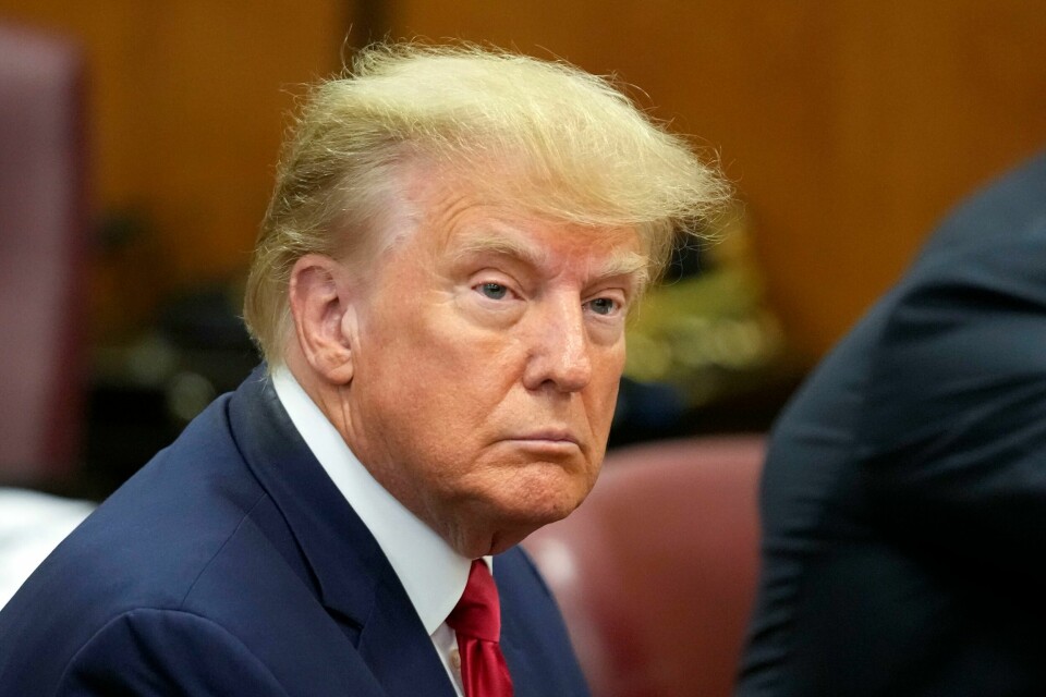 Tidligere president Donald Trump, her fra et rettsmøte i april, kaller overgrepsdommen for en skam, og anker. Det er likevel ikke store sjanser for at dommen vil endre meningen til amerikanske velgere, ifølge eksperter. Tidligere president Donald må ikke møte personlig i retten, men behandlingen av saken om voldtekt i et varehus på Manhattan i 1995 eller 1996 starter tirsdag.Foto: Seth Wenig / AP NTB