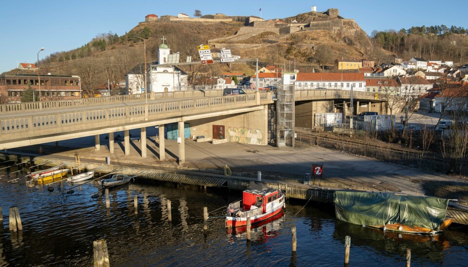 En mann i 70-årene er funnet død på en adresse i Halden sentrum. Politiet etterforsker dødsfallet som mistenkelig. Illustrasjonsfoto Bybrua i Halden sentrum med Fredriksten Festning i bakgrunnen.Foto: Fredrik Hagen / NTB