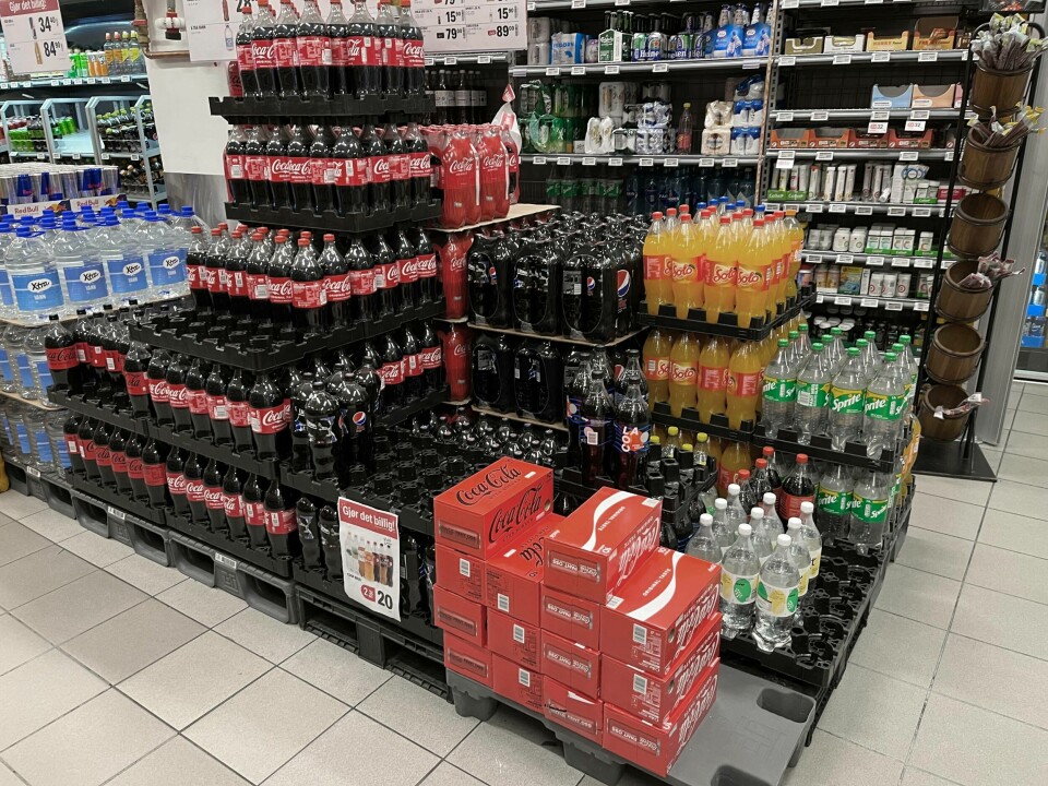 Flere ansatte i Coca-Cola er tatt ut i streik, noe som vil påvirke produksjonen og leveransene av produktene deres til butikker og serveringssteder. Flere ansatte i Coca-Cola er tatt ut i streik, noe som vil påvirke produksjonen og leveransene av produktene deres til butikker og serveringssteder.