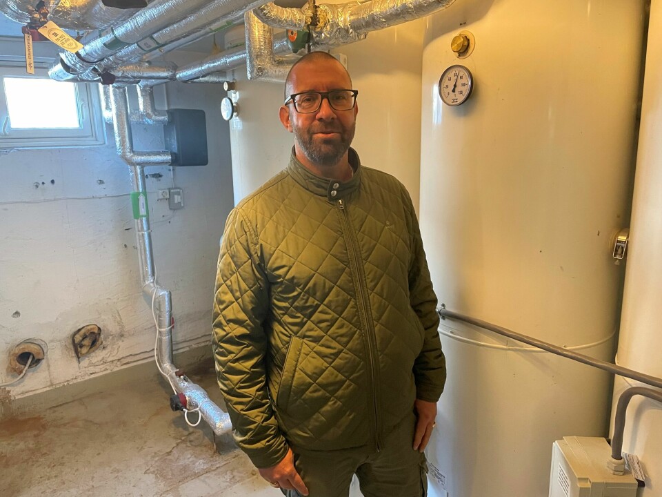 Styreleder Hans Alfred Thorsø foran noen av varmtvannstankene. Thorsø