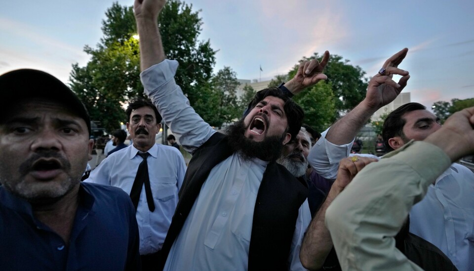 Tilhengere av Pakistans tidligere statsminister Imran Khan jublet da høyesterett torsdag beordret ham løslatt fra varetekt. Alt fredag må imidlertid Khan møte i retten igjen, og tiltalen mot ham er omfattende Tilhengere av Pakistans tidligere statsminister Imran Khan jublet da høyesterett torsdag beordret ham løslatt fra varetekt. Alt fredag må imidlertid Khan møte i retten igjen, og tiltalen mot ham er omfattende. Foto: AP / NTB