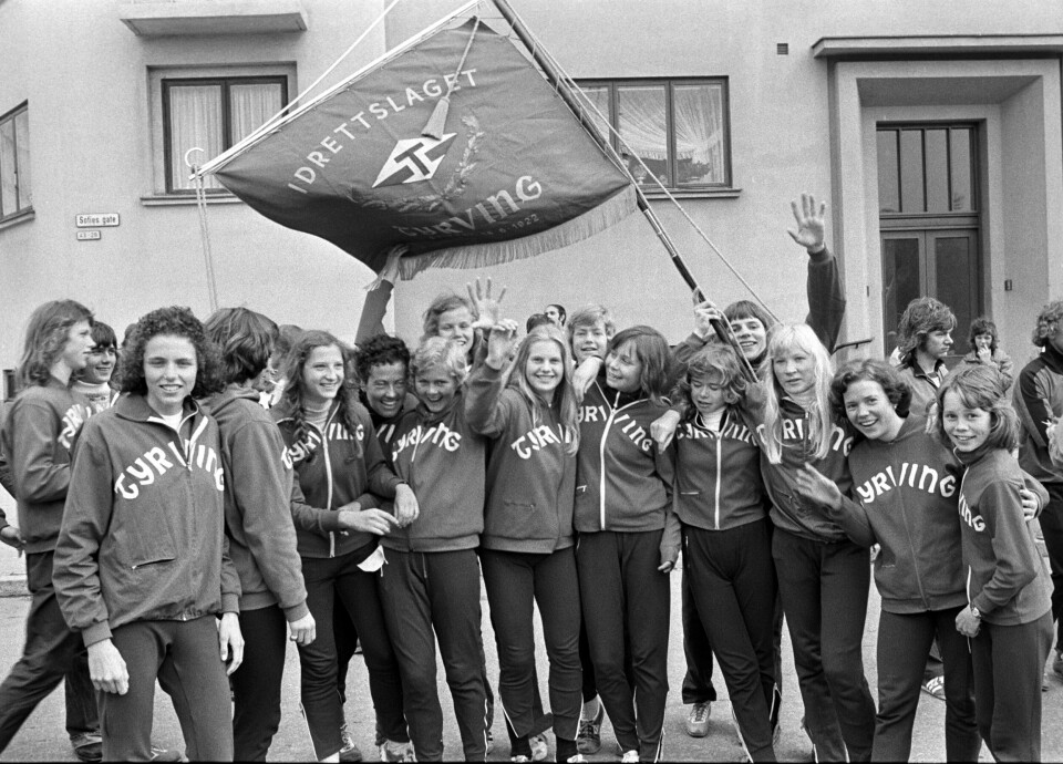 11. mai 1975: Tyrving ble første kvinnelag som vant Holmenkollstafetten. Gerd von der Lippe, som snikløp tre år tidligere, titter fram som nummer fem fra venstre. 11. mai 1975: Tyrving ble første kvinnelag som vant Holmenkollstafetten. Gerd von der Lippe, som snikløp tre år tidligere, titter fram som nummer fem fra venstre.