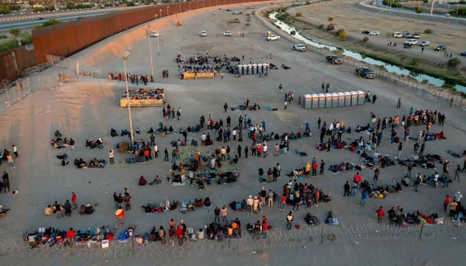 Migranter venter ved en grenseovergang i Mexico. Title 42, asylregelen som i tre år har latt amerikanske myndigheter sende hundretusenvis av migranter rett tilbake til Mexico, har fredag løpt ut. Migranter venter ved en grenseovergang i Mexico. Title 42, asylregelen som i tre år har latt amerikanske myndigheter sende hundretusenvis av migranter rett tilbake til Mexico, har fredag løpt ut. Foto: Andres Leighton / AP / NTB