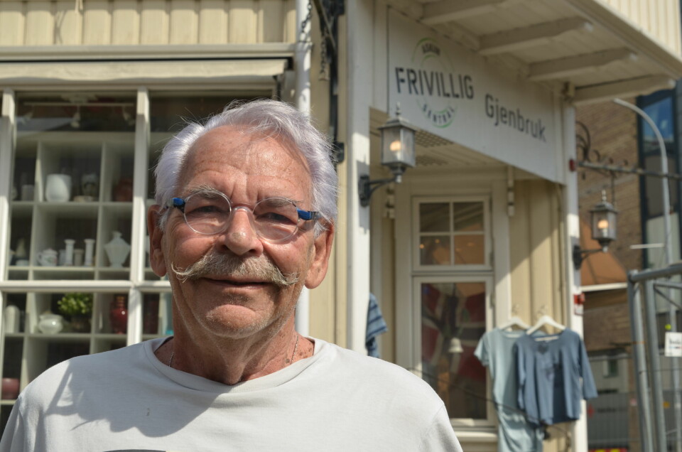 Gjenbruksbutikken i Indre Østfold holder åpent hele året. – Sommerstengt er ikke aktuelt. Behovet er for stort, sier frivillig butikkleder, Alf Ragnif. Alf Ragnif i Gjenbruk Indre Østfold