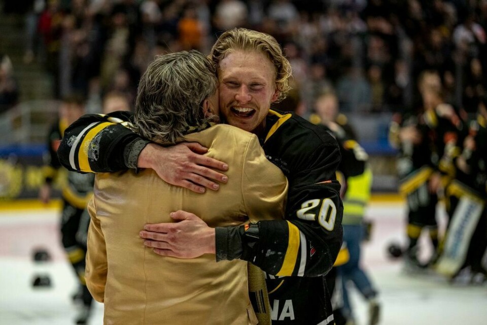 Styreleder Tore Christiansen klemmer løs på Thomas Berg-Paulsen etter den syvende og siste finalekampen mellom Stavanger Oilers og Storhamar i DNB Arena. Carina Johansen/NTB