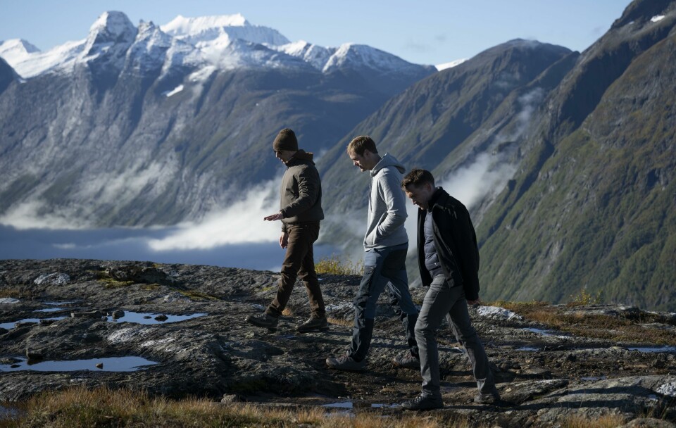 Mektig fjellpanorama omgir skuespillerne i «Succession», når Kendall (Jeremy Strong) og Roman Roy (Kirean Culkin) møter svenske Lukas Matsson (Aleksander Skargsgård) for å snakke milliardfusjon. Mektig fjellpanorama omgir skuespillerne i «Succession», når Kendall (Jeremy Strong) og Roman Roy (Kirean Culkin) møter svenske Lukas Matsson (Aleksander Skargsgård) for å snakke milliardfusjon.