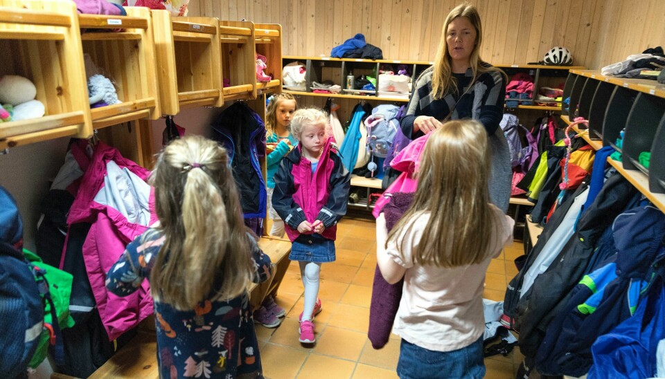 «Det er et stort behov for styrket fokus på relasjoner, sosialt miljø og forebygging. Og for å styrke laget rundt elevene utover det snevert pedagogiske», skriver kronikkforfatterne. Illustrasjonsbilde. Elever og voksen i garderoben på barneskole og SFO.