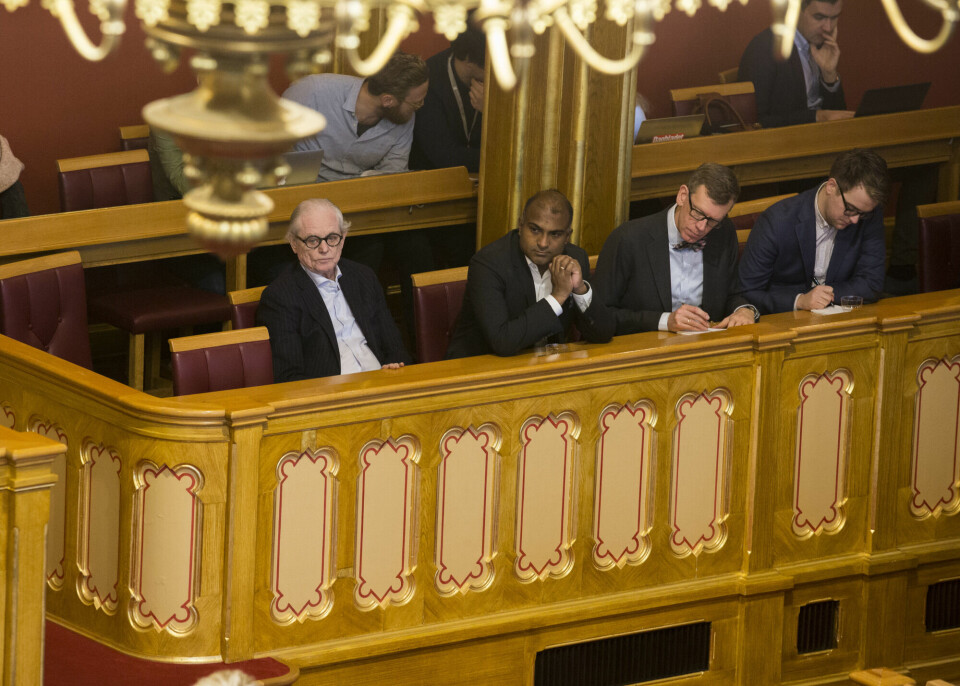 Arne Strand i presselosjen under en av Stortingets spørretimer sammen med NRKs Lars Nehru Sand og Aftenpostens Kjetil B. Alstadheim. Arne Strand