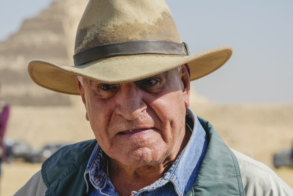 Den kjente arkeologen Zahi Hawass er blant dem som har reagert på måten Netflix portretterer Kleopatra i den kommende dokumentarserien. Egyptian archaeologist Zahi Hawass, the director of the Egyptian excavation team, speaks during a press conference at the site of the Step Pyramid of Djoser in Saqqara, 24 kilometers (15 miles) southwest of Cairo, Egypt, Thursday, Jan. 26, 2023. Hawass announced that the expedition found a group of Old Kingdom tombs dating to the fifth and sixth dynasties of the Old Kingdom, indicating that the site comprised a large cemetery. (AP Photo/Amr Nabil)