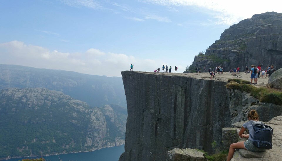Tilgjengelighet, kapasitet og bredden av spennende opplevelser vil gjøre Rogaland til en komplett reiselivsdestinasjon, skriver Cille Ihle og Erlend Jordal (H). Turgåere på kanten av Preikestolen. Flere hundre tusen turister tar hvert år turen opp til fjellplatået på nordsiden av Lysefjorden i Forsand kommune i Rogaland. Foto: Marianne Løvland / NTB