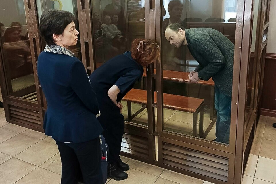 Den russiske journalisten, forfatteren og demokratiforkjemperen Vladimir Kara-Murza er dømt til 25 års fengsel av en domstol i Moskva. Den russiske opposisjonen knuses. Den russiske journalisten, forfatteren og demokratiforkjemperen Vladimir Kara-Murza er dømt til 25 års fengsel av en domstol i Moskva. Den russiske opposisjonen knuses.