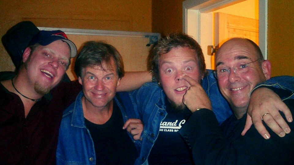 Inspirert av Tom Mathisen og Herodes Falsk laget ungdomsskole-kameratene Thomas og Eddy en opptreden de kalte «Plastposen», på skoleballet. Senere fikk de møte sine idoler. Inspirert av Tom Mathisen og Herodes Falsk