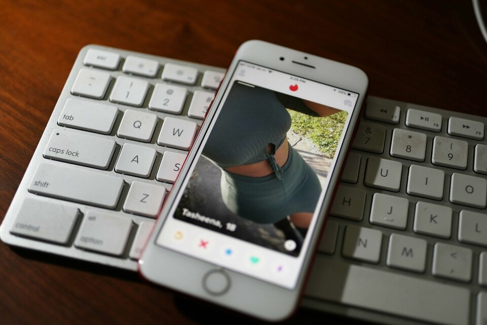 Personen du møter på Tinder kan i realiteten være en russisk spion, advarer tyske myndigheter. illustrasjonsfoto. MIAMI, FL - AUGUST 14: In this photo illustration, the dating app Tinder is seen on the screen of an iPhone on August 14, 2018 in Miami, Florida. The co-founders of Tinder and eight other former and current executives of the dating app are suing the service's current owners for at least $2 billion. (Photo illustration by Joe Raedle/Getty Images)== FOR NEWSPAPERS, INTERNET, TELCOS & TELEVISION USE ONLY ==